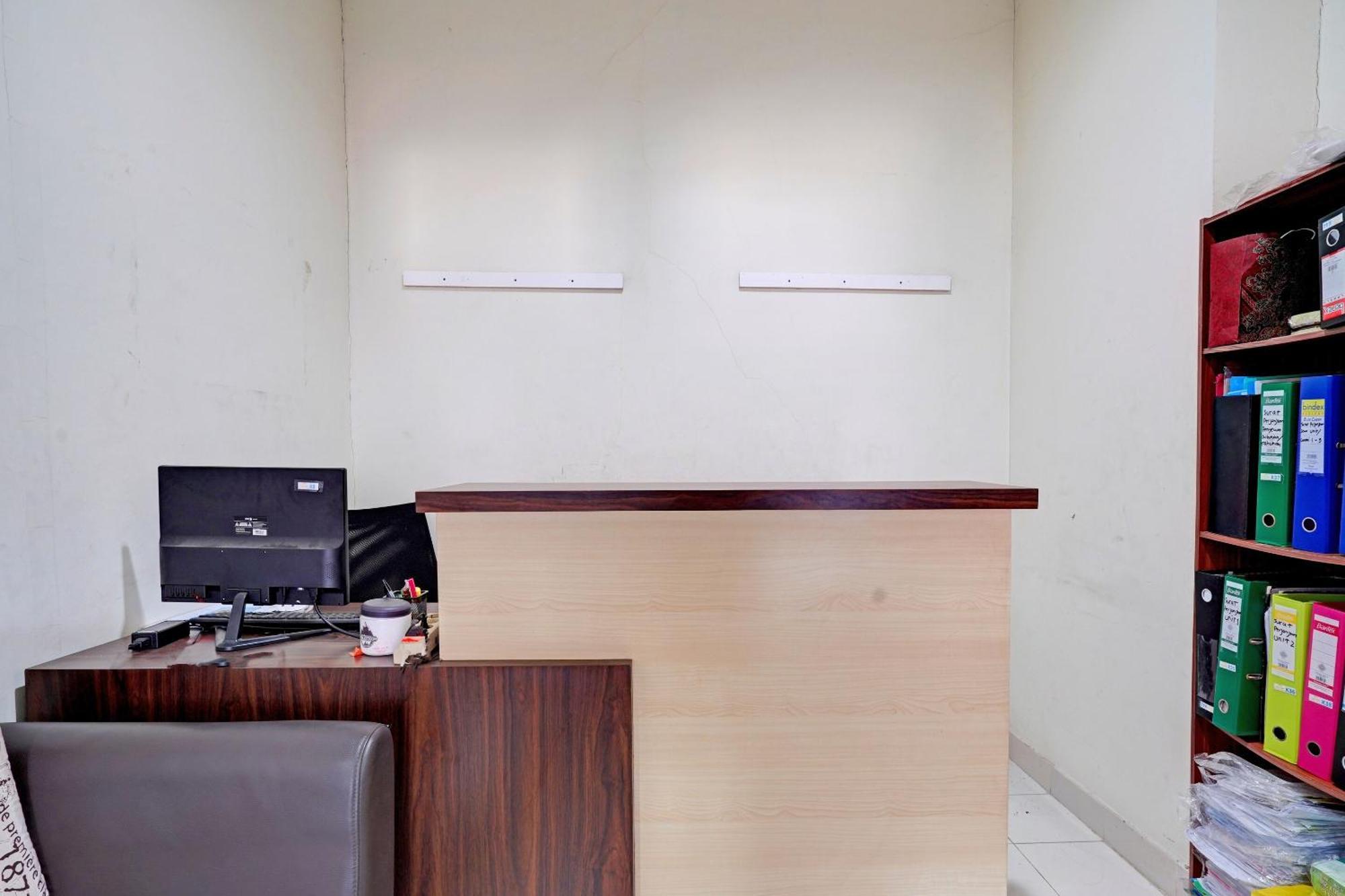 Oyo Life 92898 Buah Batu Park By Yuliam Hotel 2*